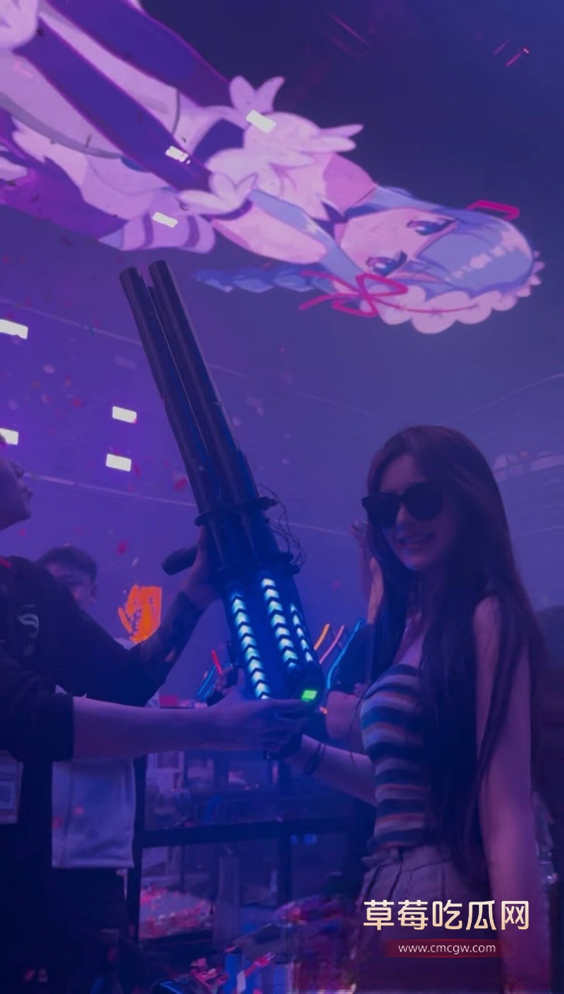 安徽美女在泰国参加完泳池派对后 被中国男同胞迷晕拖走 9