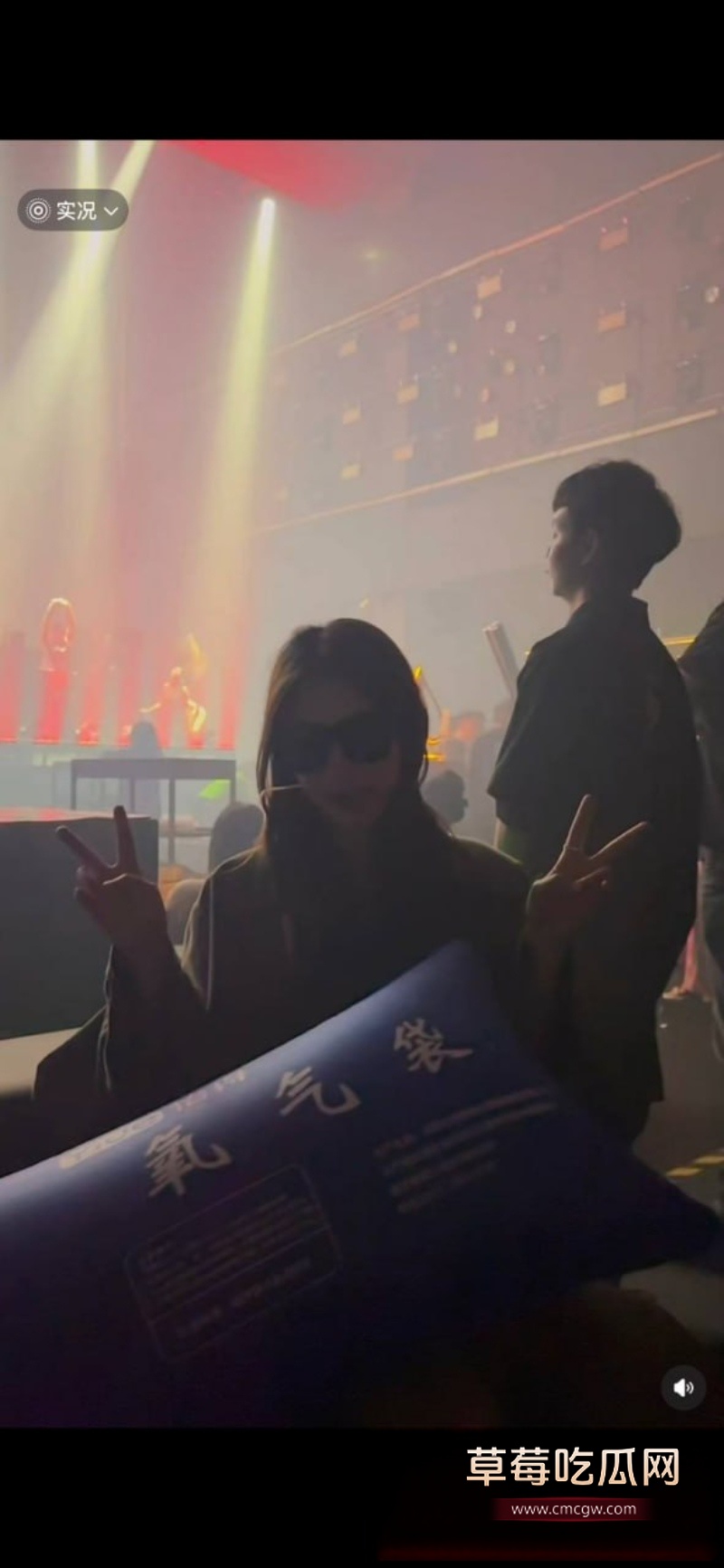 安徽美女在泰国参加完泳池派对后 被中国男同胞迷晕拖走 10