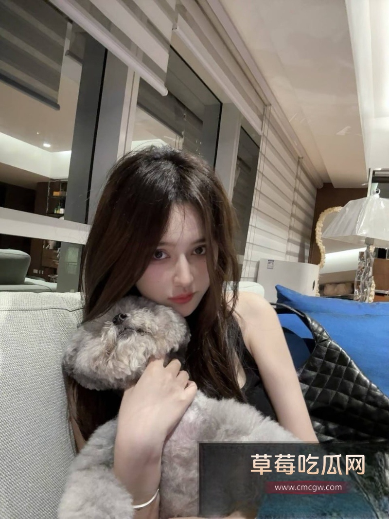 安徽美女在泰国参加完泳池派对后 被中国男同胞迷晕拖走 4