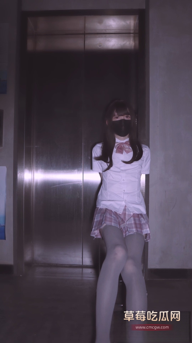 男娘JK灰丝电梯口 2