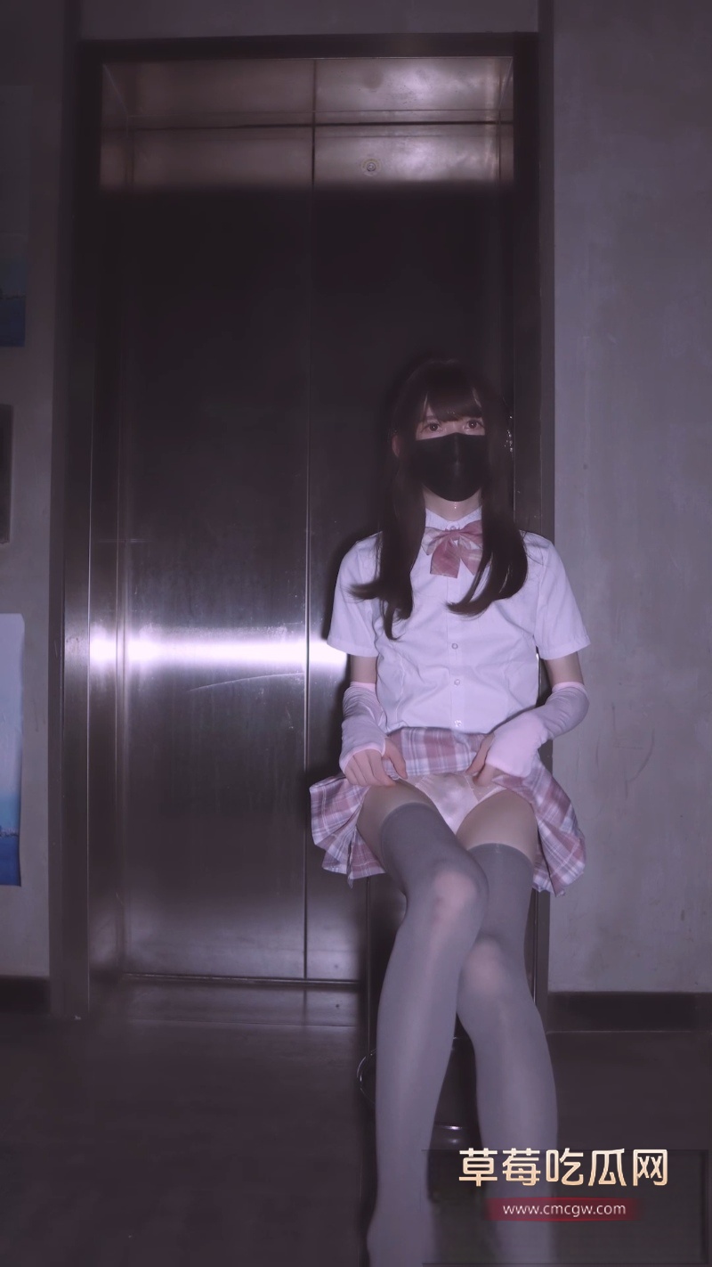 男娘JK灰丝电梯口 3