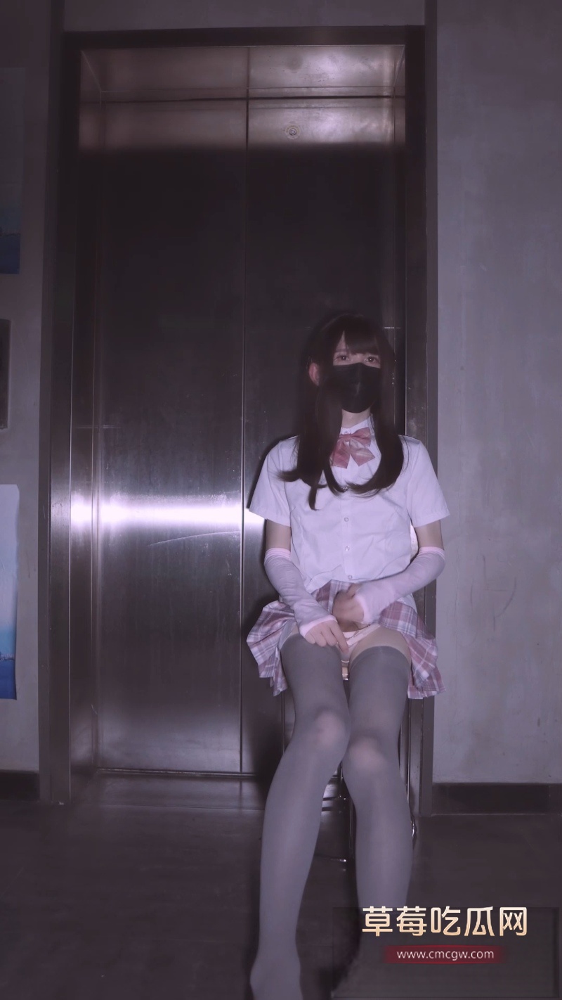男娘JK灰丝电梯口 4