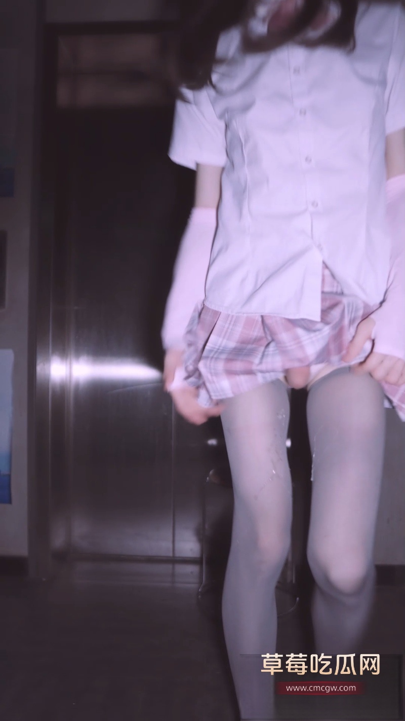 男娘JK灰丝电梯口 5