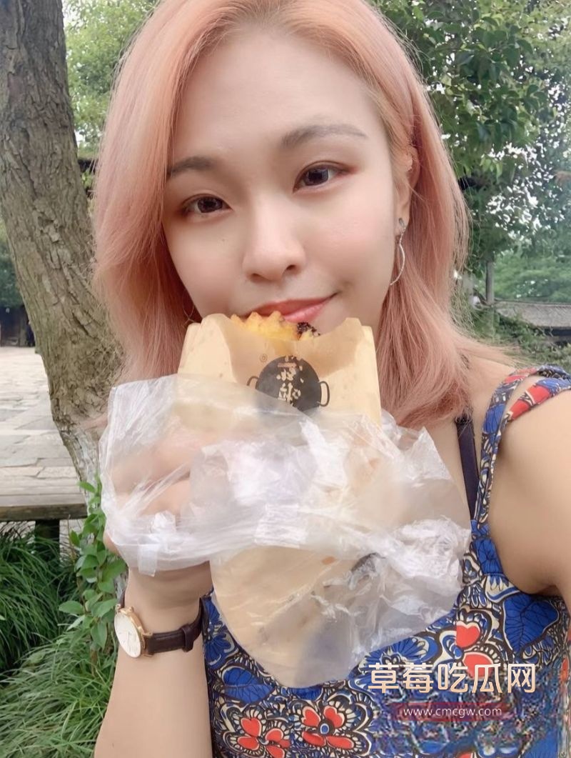 黄发骚女老师身份的日常照片2 黄发骚女老师身份的日常照片2