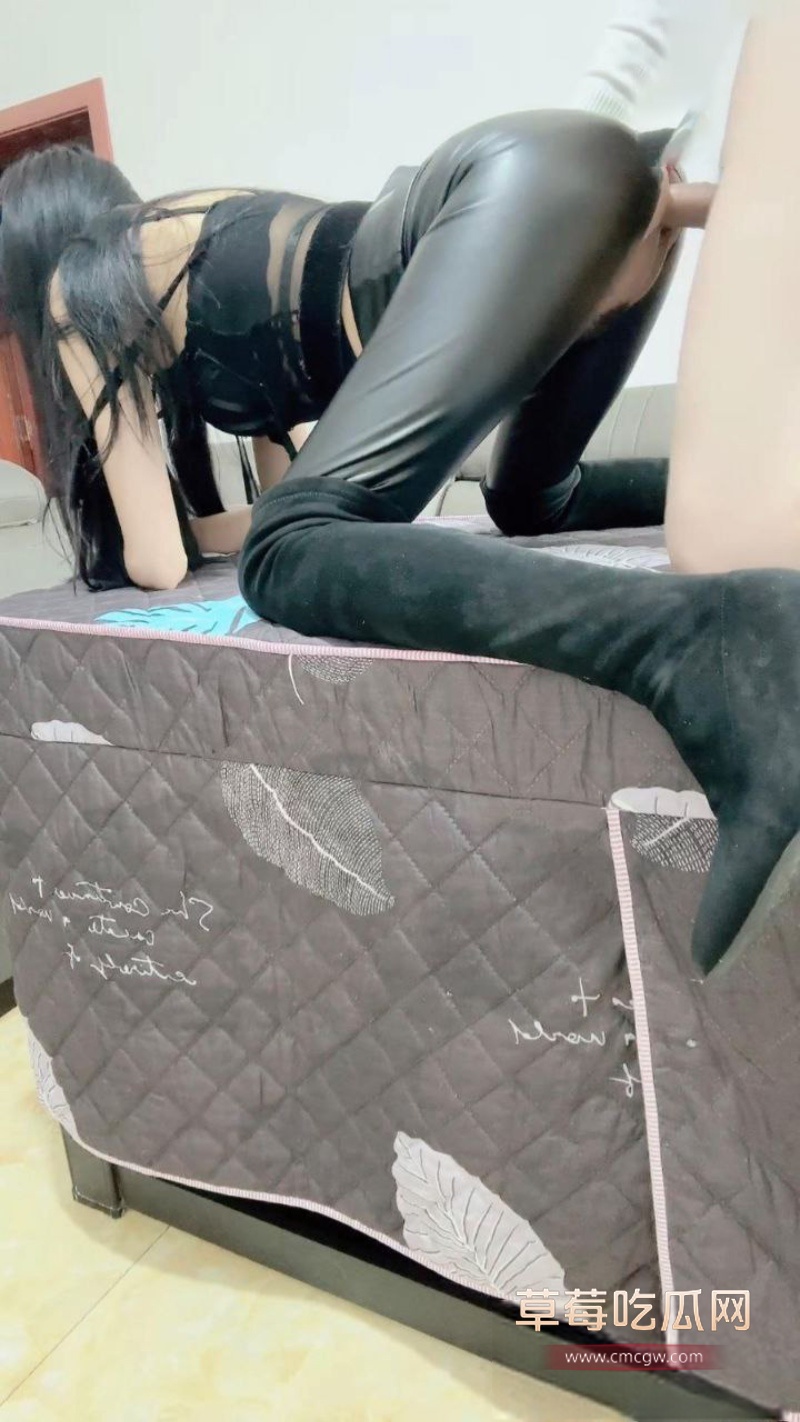 剪开女儿的皮裤操 2