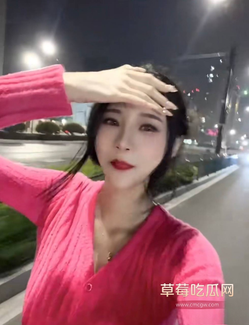 女网红多多举报大长脸 35