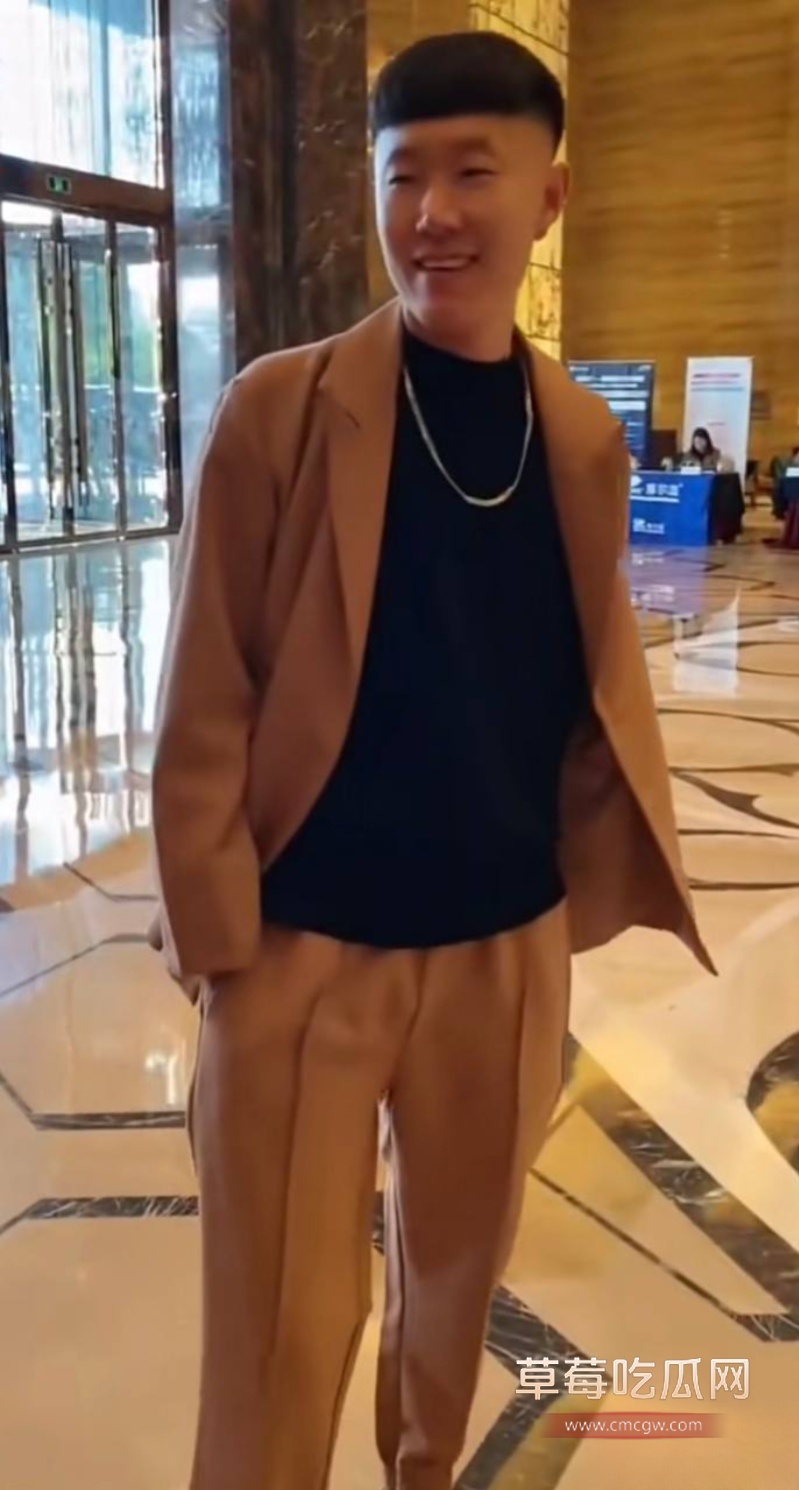 女网红多多举报大长脸 38