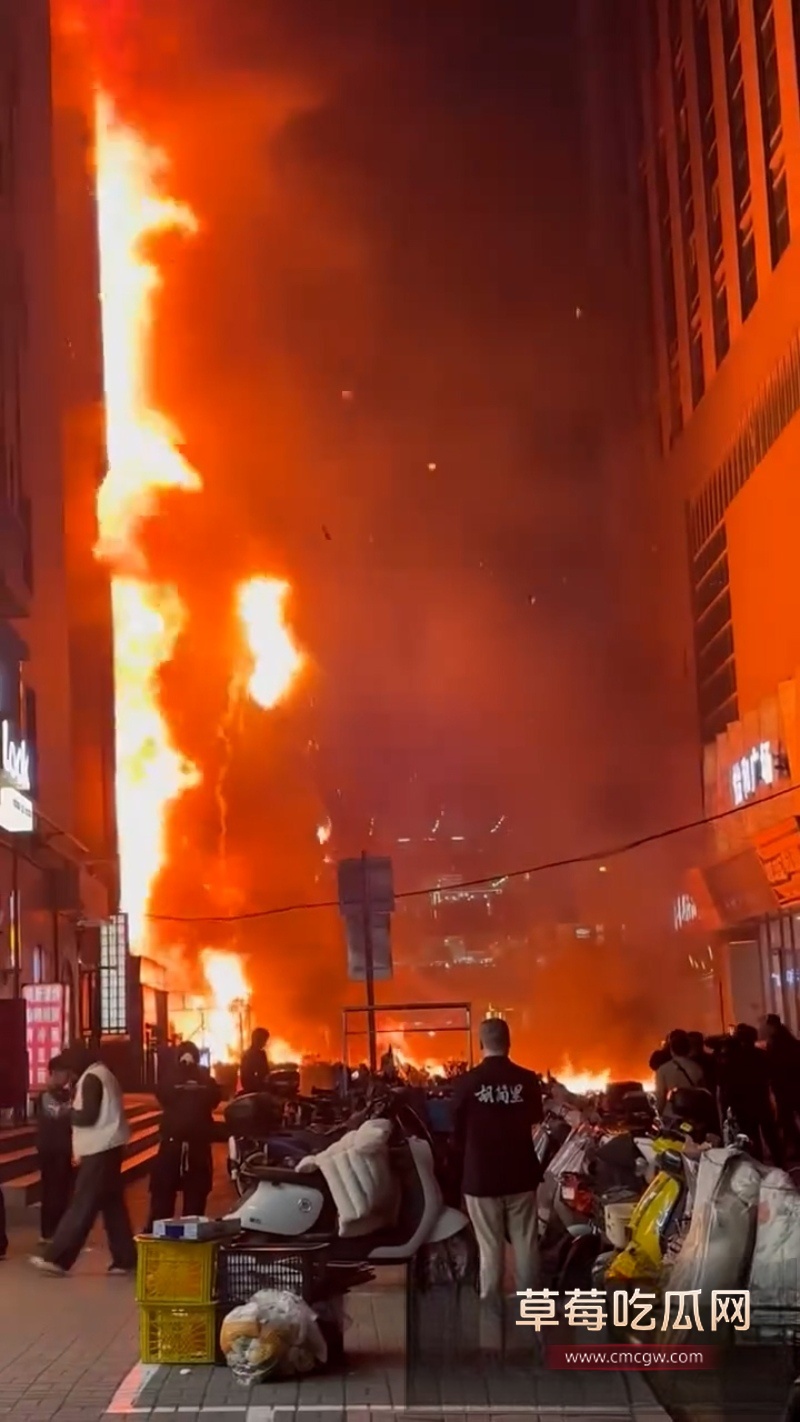 山西太原一高层建筑发生火灾 现场火光冲天 5