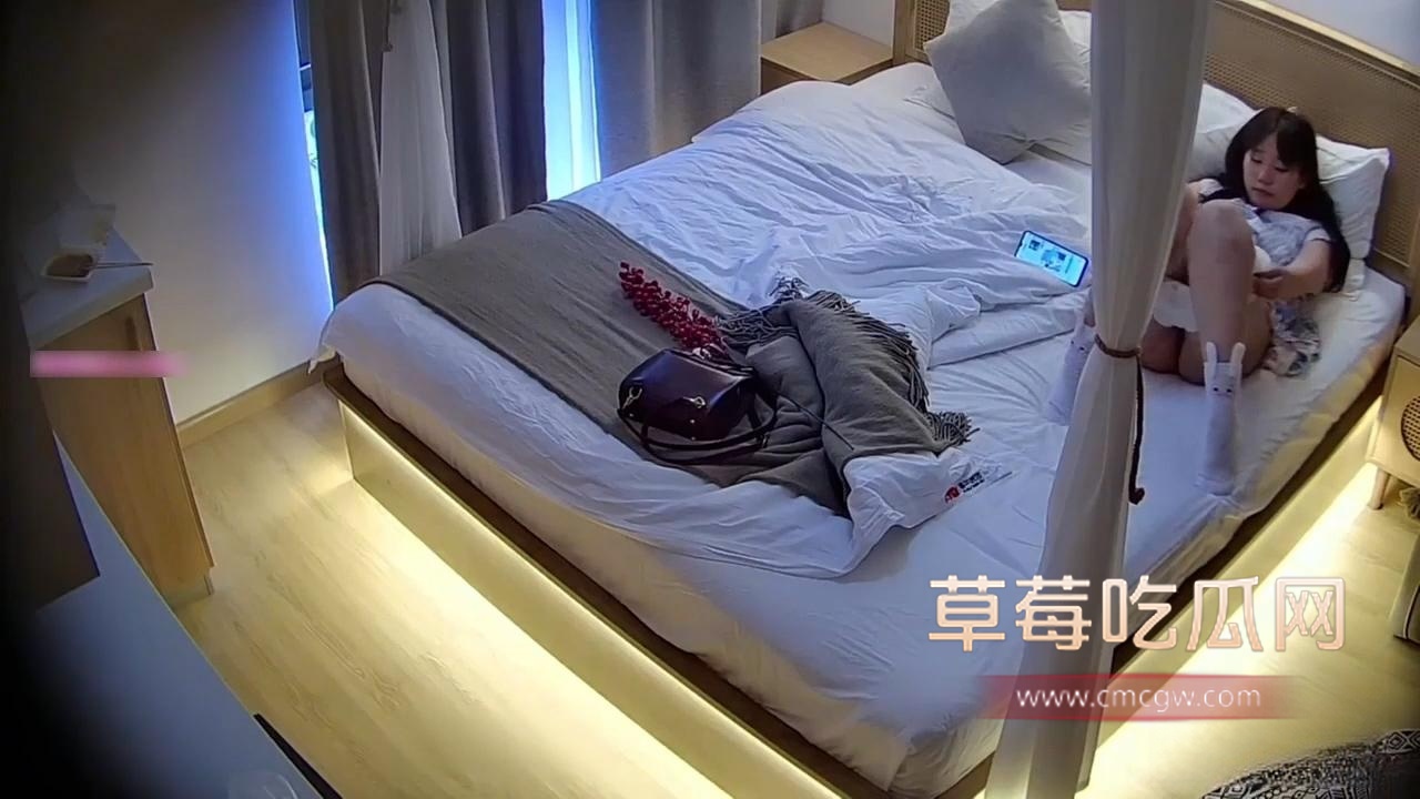 酒店监控偷拍 外表清纯嫩妹独自住酒店自慰1