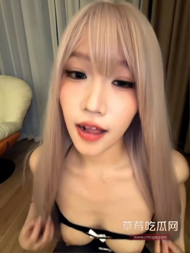 高颜值网红youyo333 身穿情趣黑丝直播自慰3