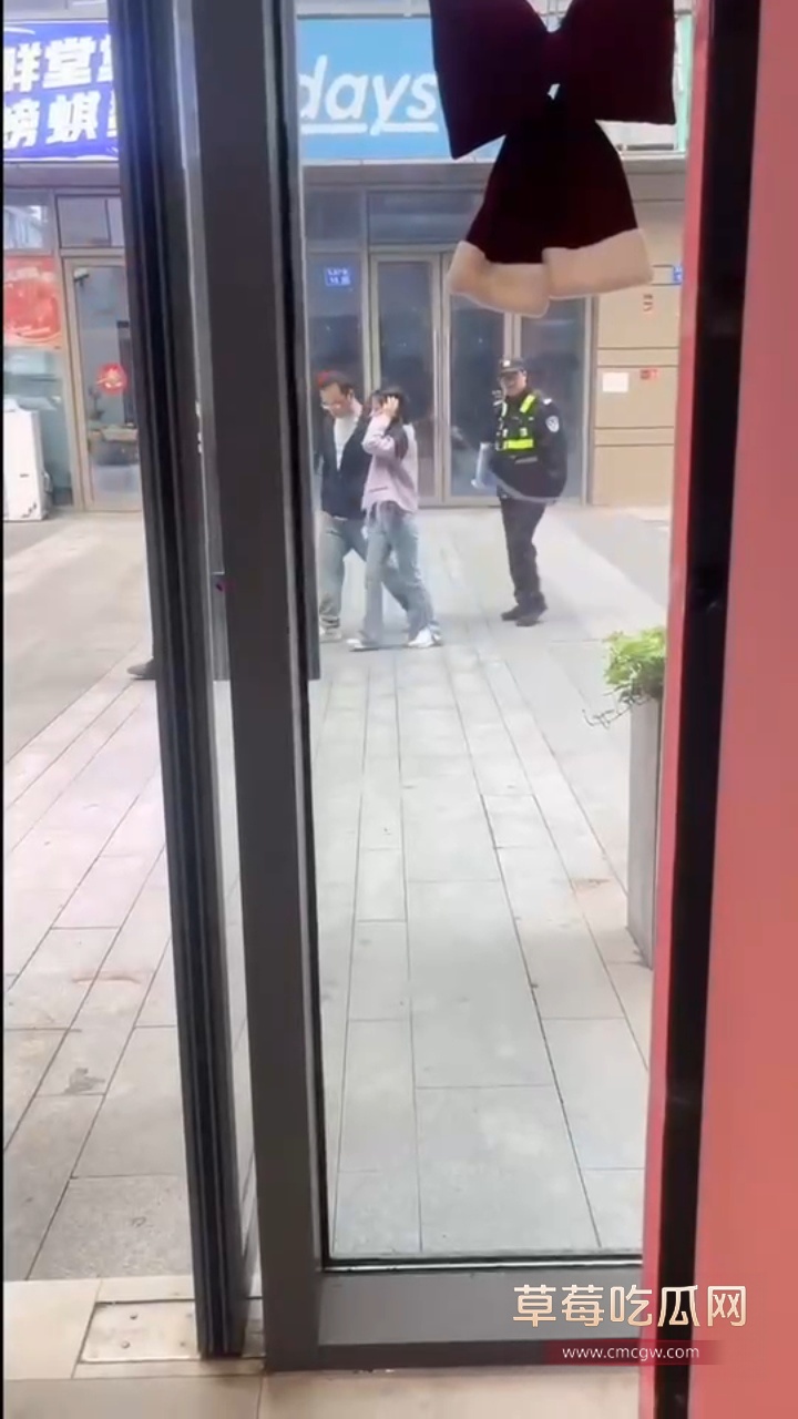 江苏街头原配抓小三撕扯曝光4 江苏街头原配抓小三撕扯曝光4