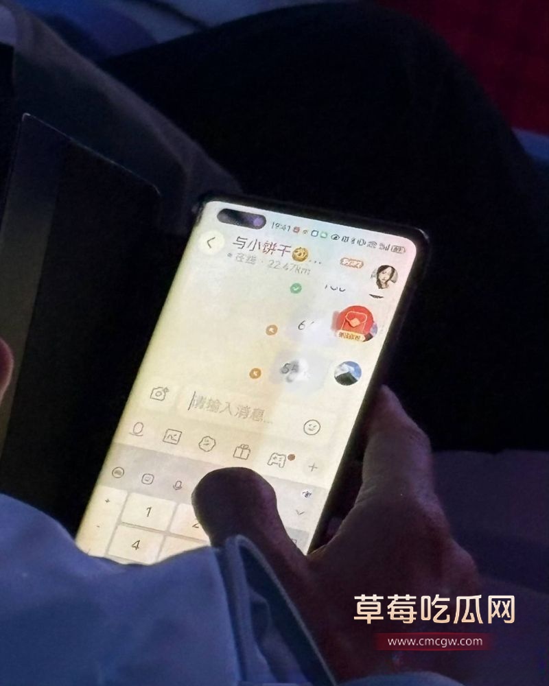 吉利汽车发布会现场 一段现场约炮聊天推上热搜 一个老年观众表演如何搭讪约炮 炸裂无比 1