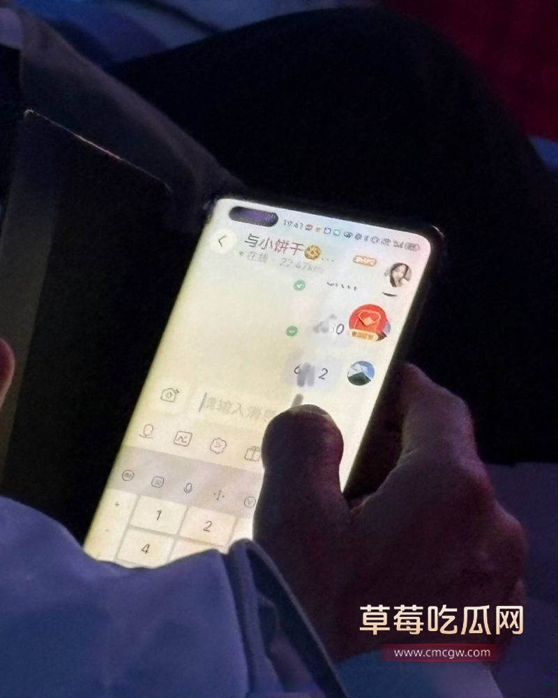 吉利汽车发布会现场 一段现场约炮聊天推上热搜 一个老年观众表演如何搭讪约炮 炸裂无比 2