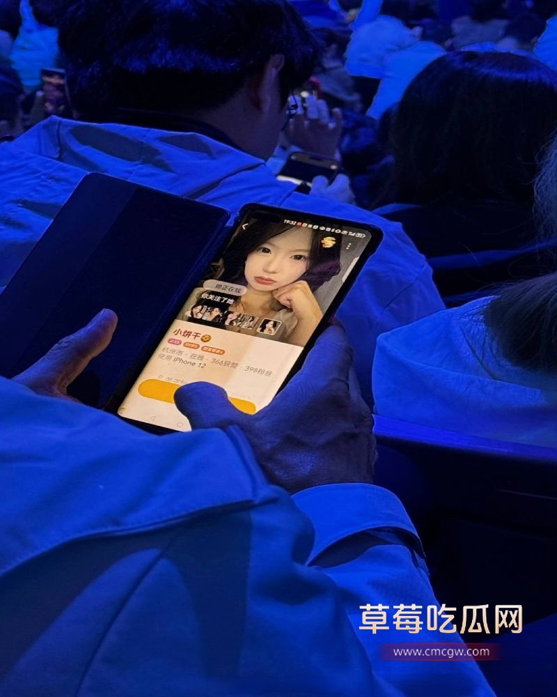 吉利汽车发布会现场 一段现场约炮聊天推上热搜 一个老年观众表演如何搭讪约炮 炸裂无比 5