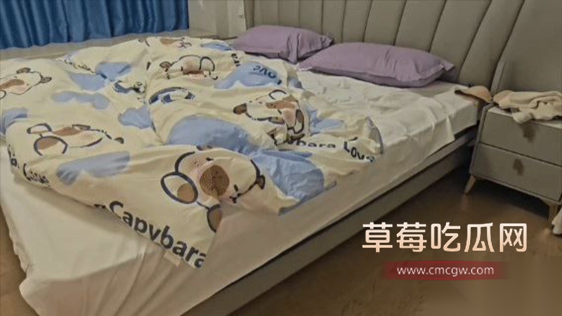 模仿老爸从浴室把妈妈干到床上 4