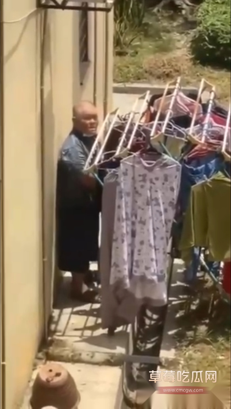 恋物癖变态男户外偷人内衣打飞机 1