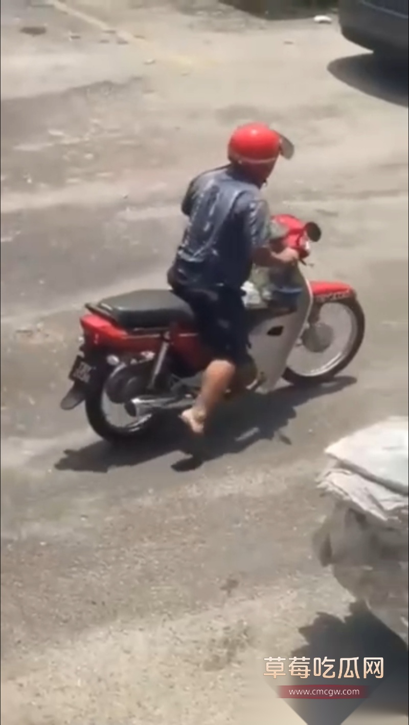 恋物癖变态男户外偷人内衣打飞机 4