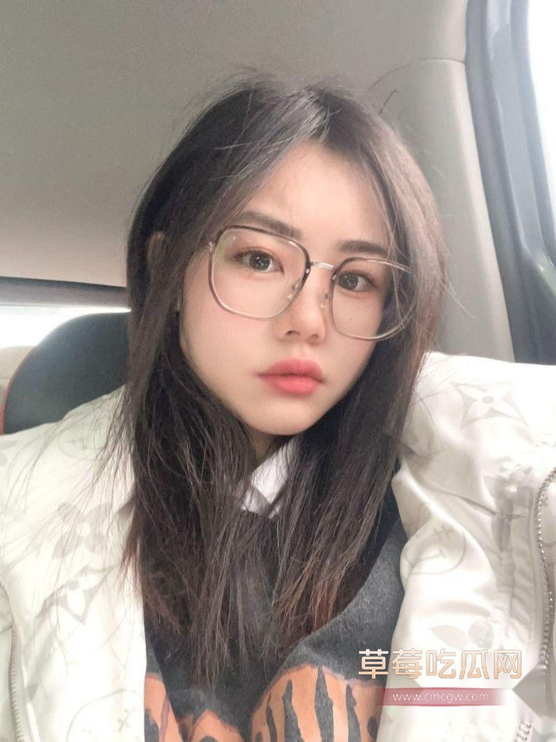 反差美乳眼镜妹4