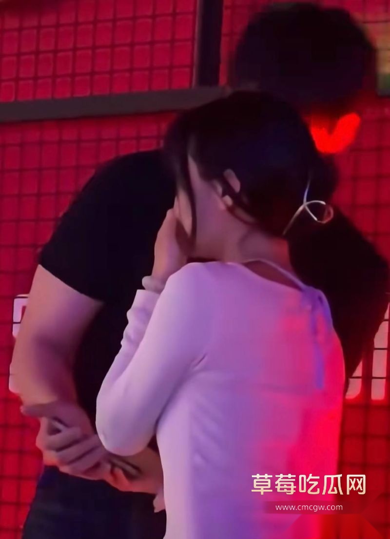 Rookie出轨女网红被曝光13