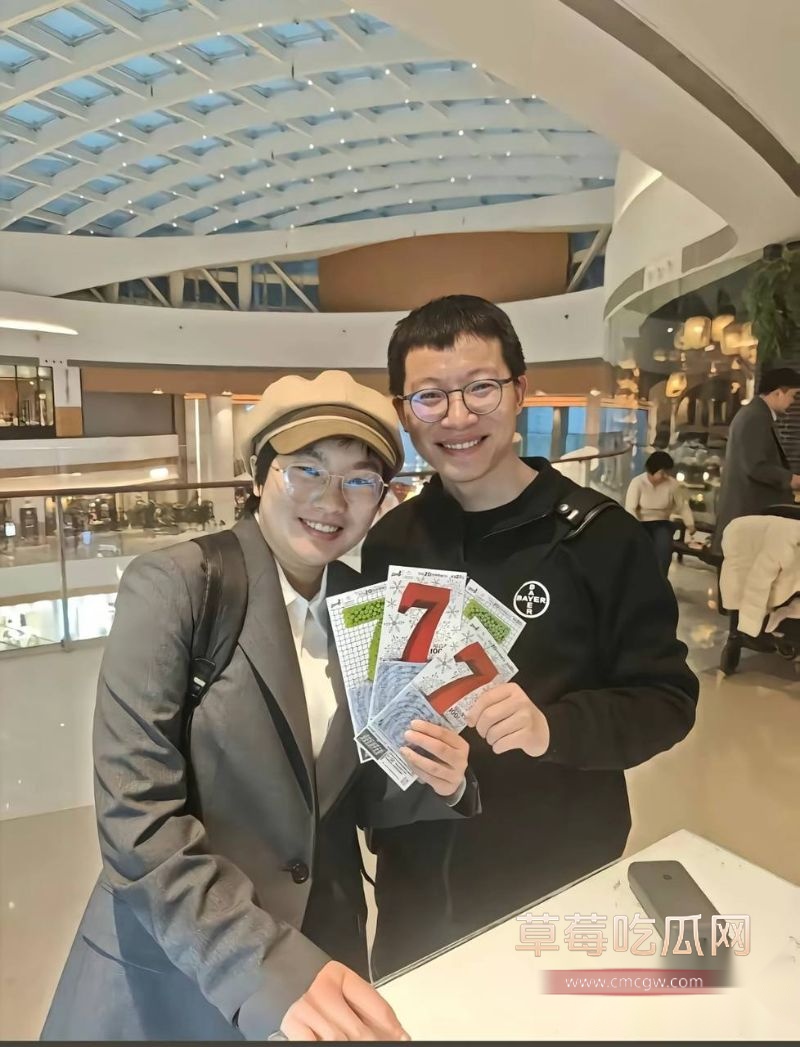 王婆说媒中两人成功牵手2 王婆说媒中两人成功牵手2