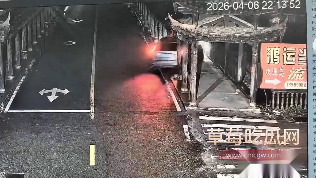 高颜值美妻新手开车操作不当疑似酒驾 致使银色SUV失控坠河2