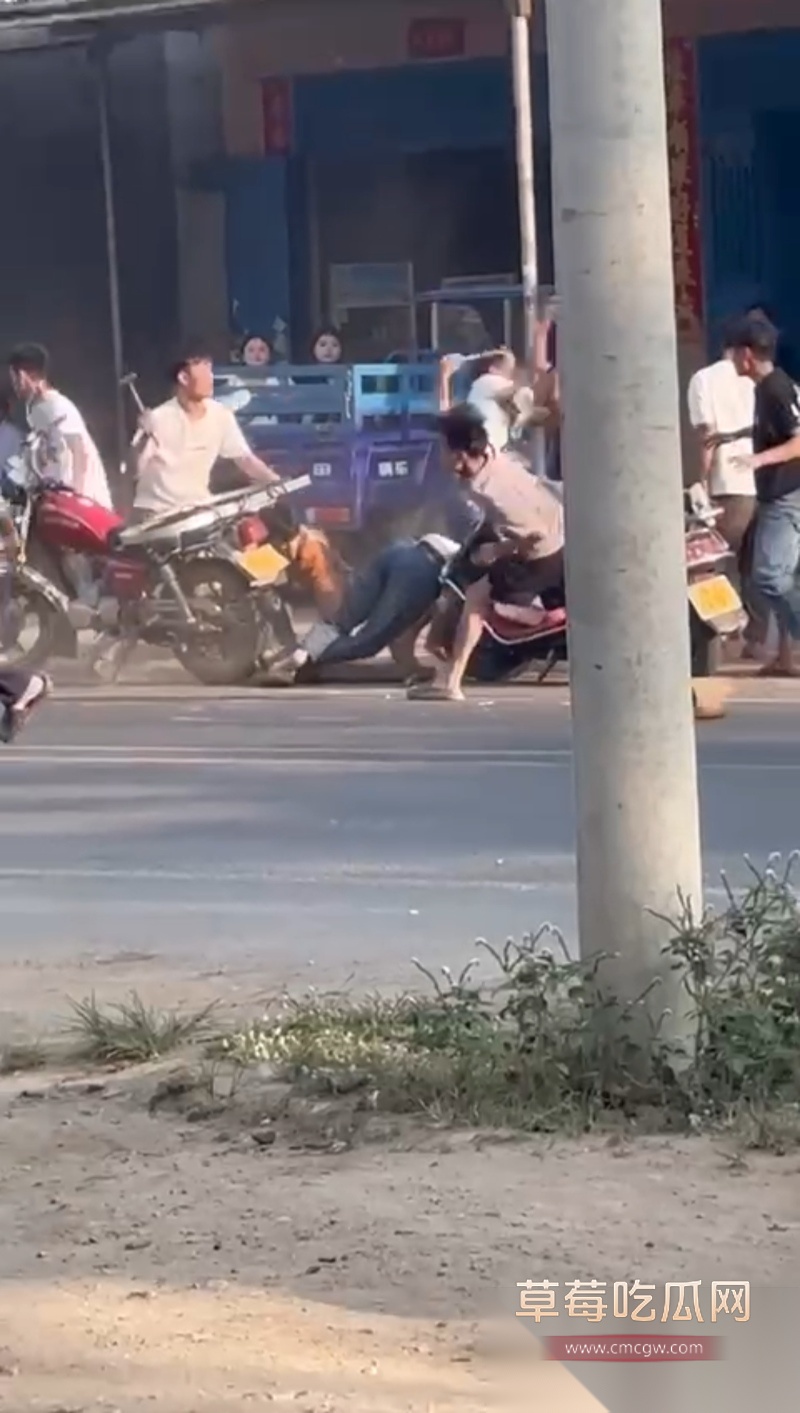 猛男精神小伙街头打架 1