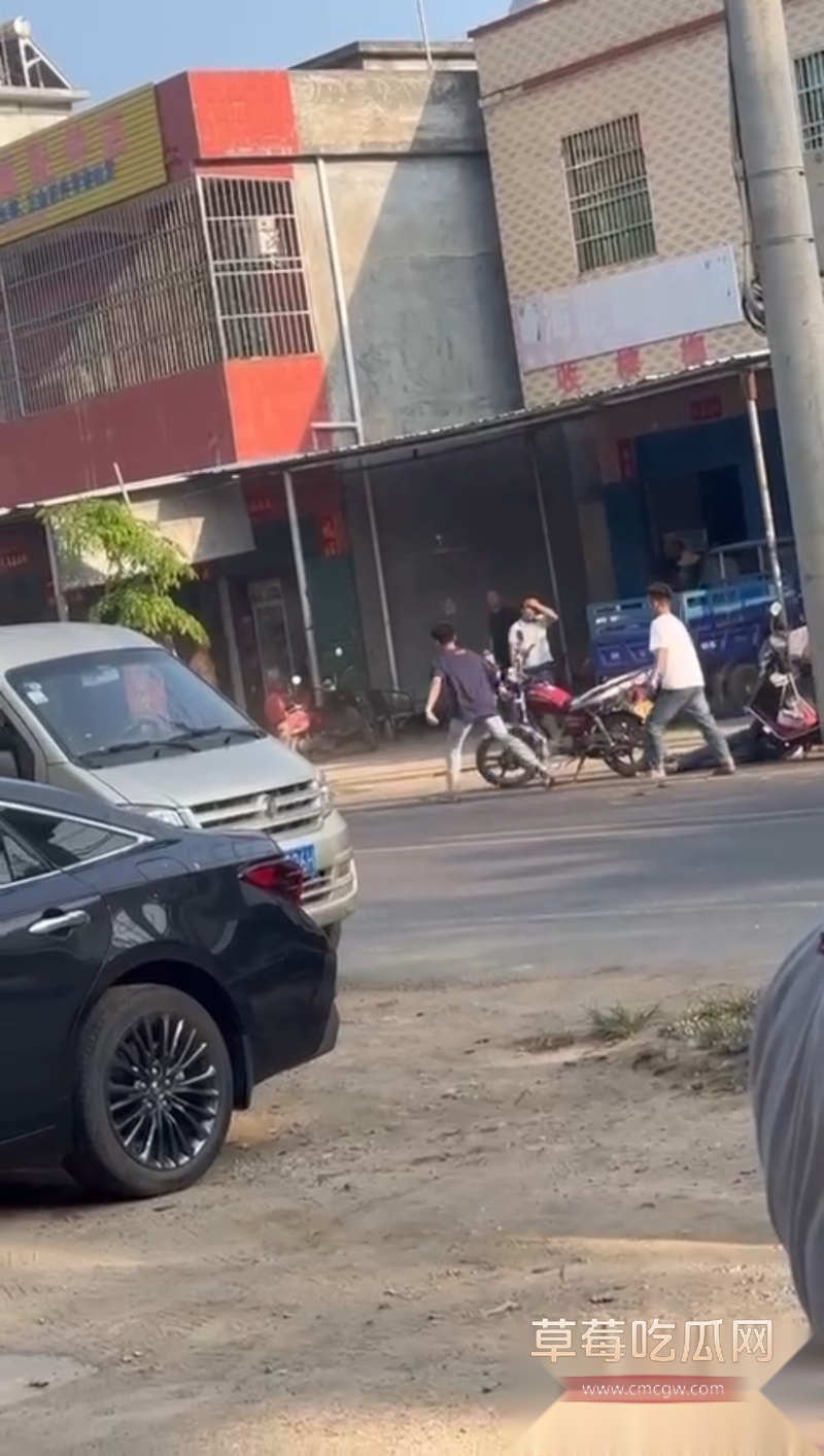 猛男精神小伙街头打架 2