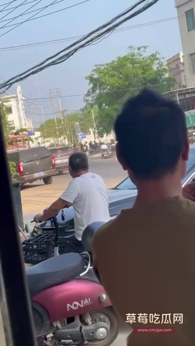 猛男精神小伙街头打架 8