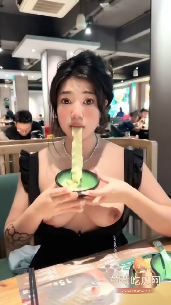 商场脱光衣服全裸露出吃面 2