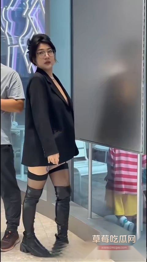 商场脱光衣服全裸露出吃面 5