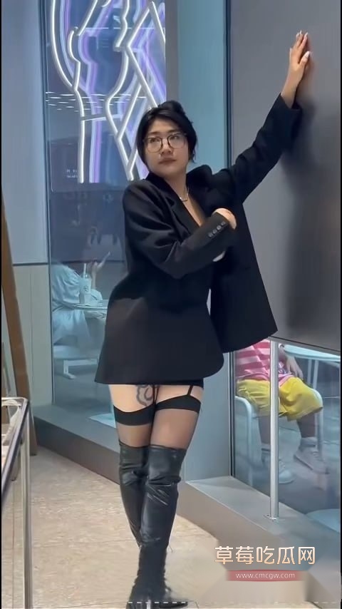 商场脱光衣服全裸露出吃面 6