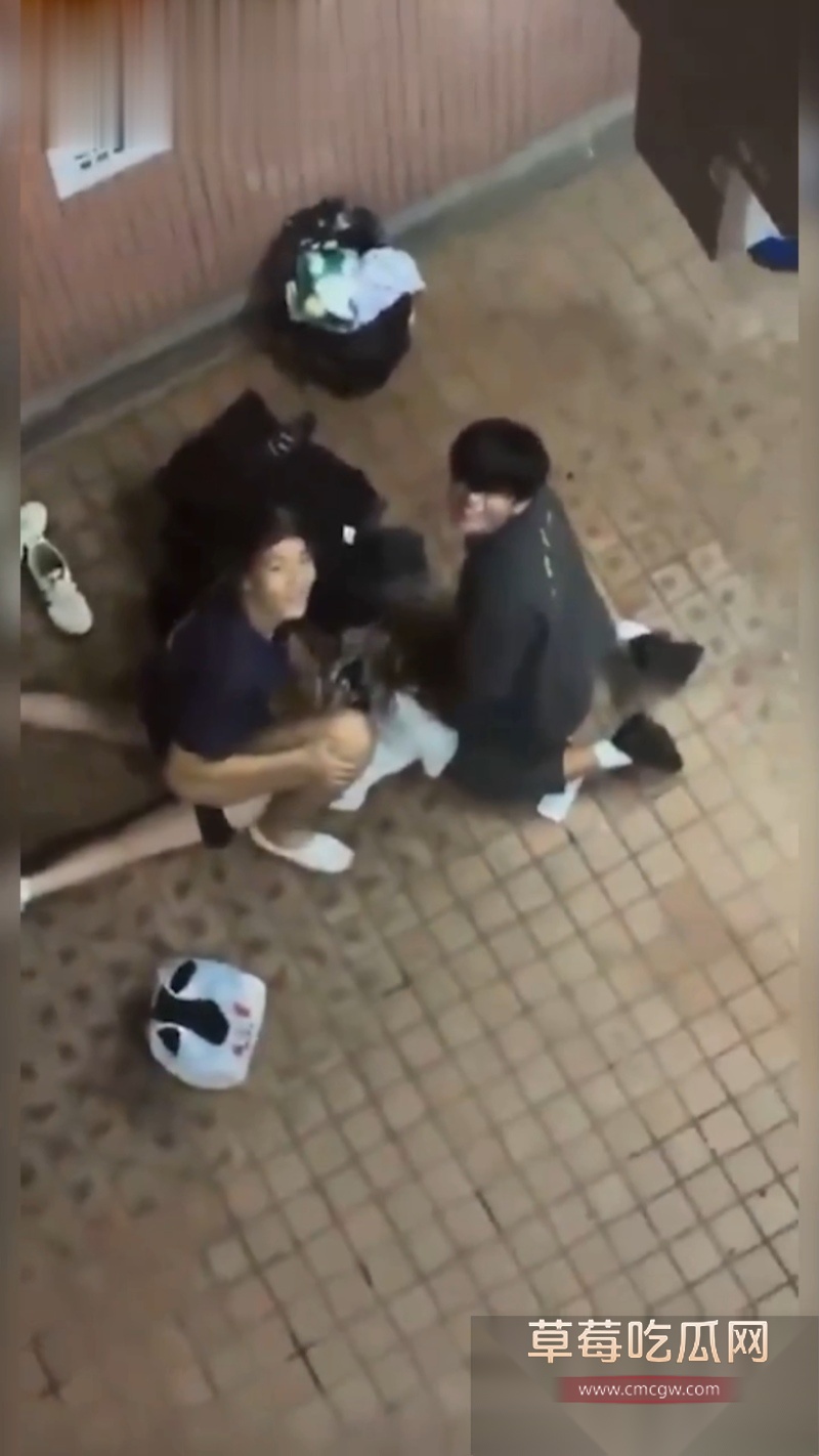 香港屋苑平台3P性爱派对被曝光 4 香港屋苑平台3P性爱派对被曝光 4