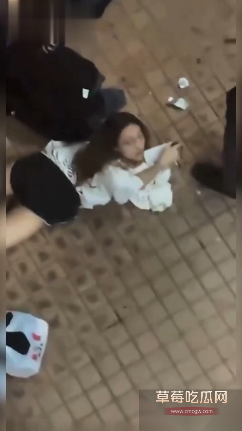 香港屋苑平台3P性爱派对被曝光 6 香港屋苑平台3P性爱派对被曝光 6