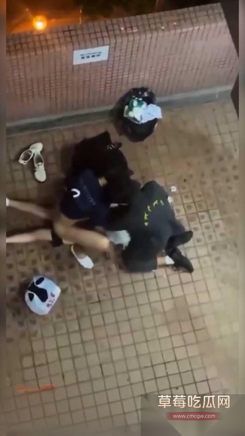 香港屋苑平台3P性爱派对被曝光 8 香港屋苑平台3P性爱派对被曝光 8