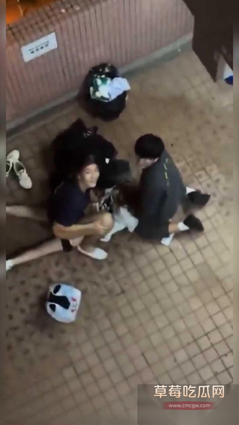 香港屋苑平台3P性爱派对被曝光 9 香港屋苑平台3P性爱派对被曝光 9