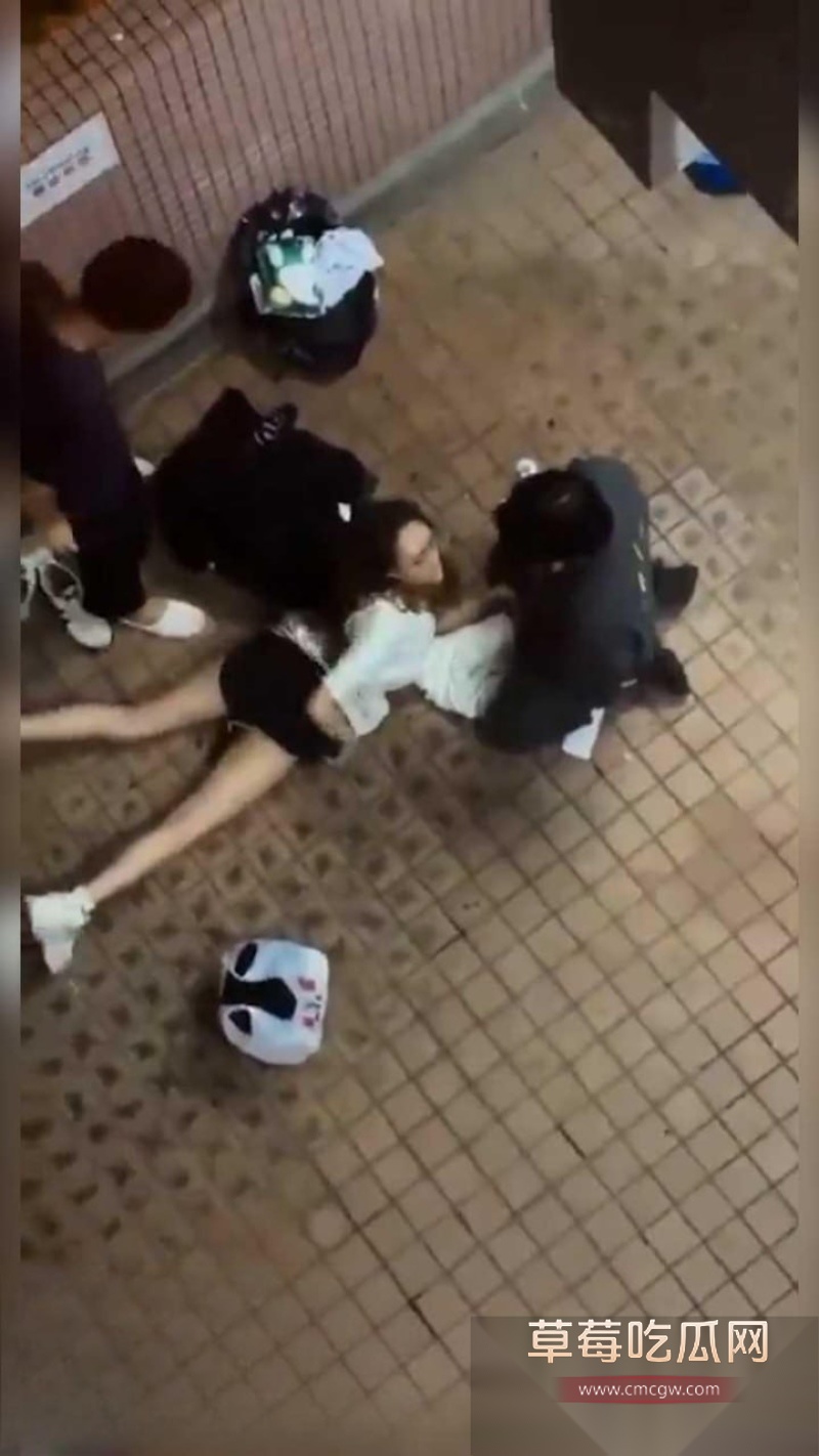 香港屋苑平台3P性爱派对被曝光 10 香港屋苑平台3P性爱派对被曝光 10