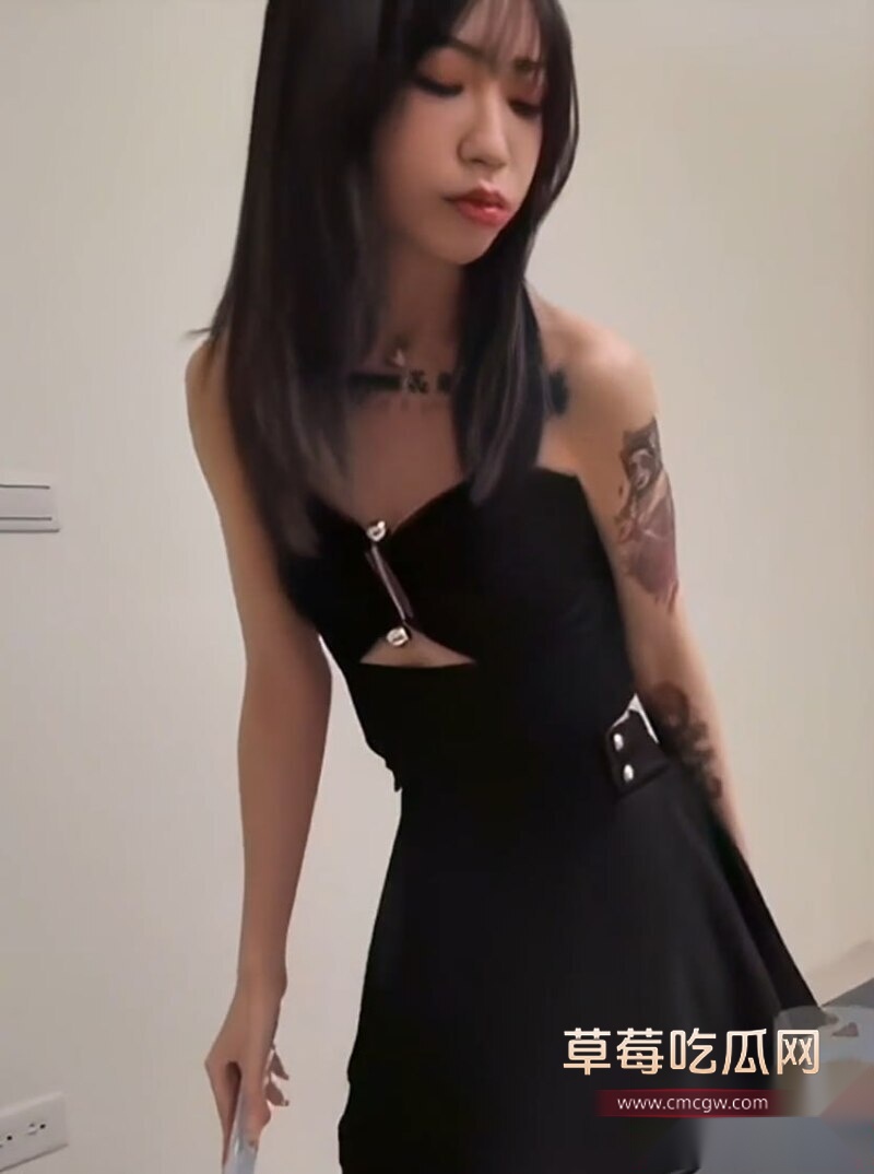 推特顶级极品纹身女神艾嫣 极品身材配合紧致私处简直是完美肉便器 抱起来疯狂输出体验人间天堂