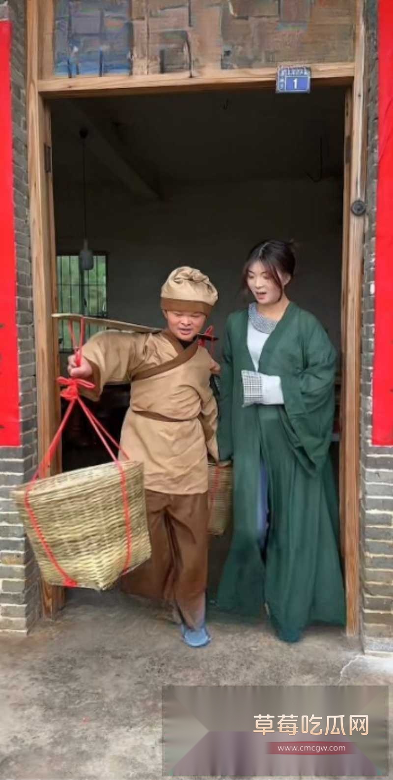 当年爆红的小马云 范小勤 长大了5