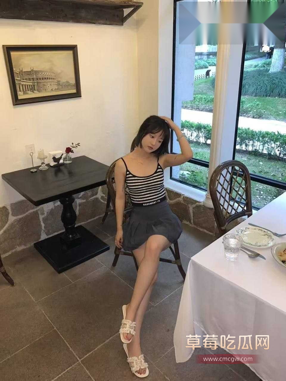 短发美足小骚货魏晴瑜3