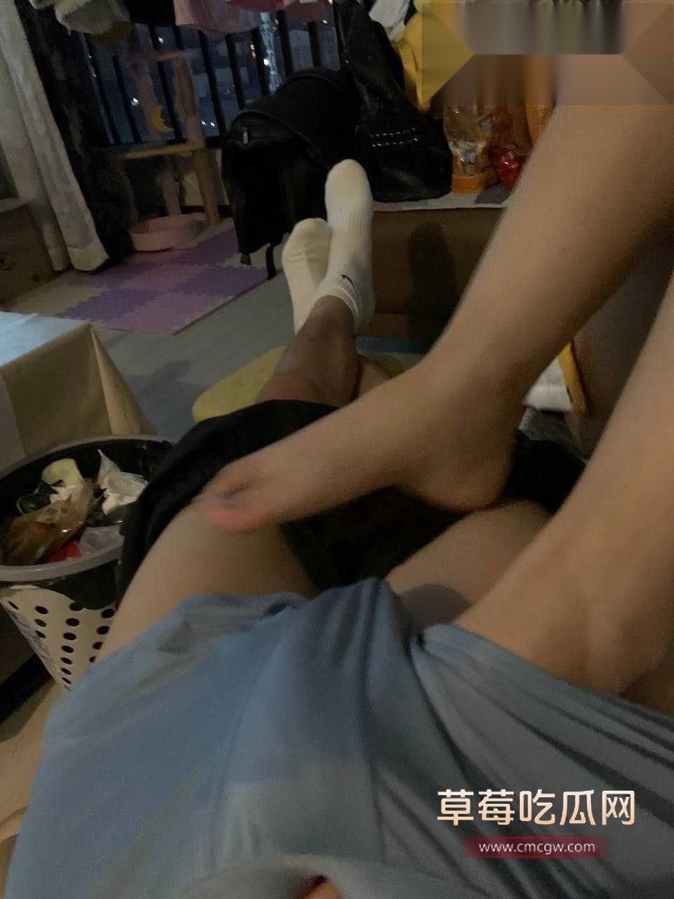 短发美足小骚货魏晴瑜4