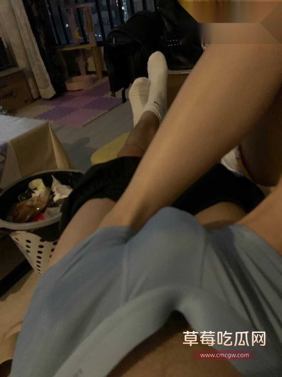 短发美足小骚货魏晴瑜5