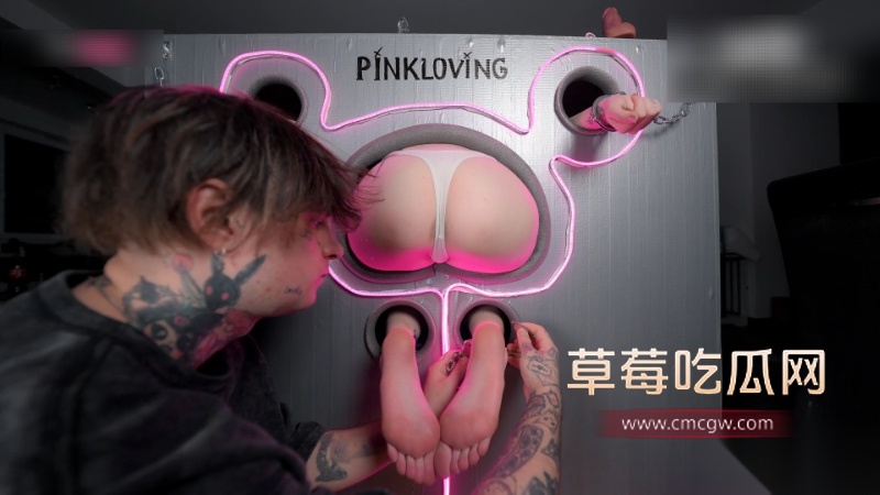 在窥视孔里狠狠地操这个婊子 1