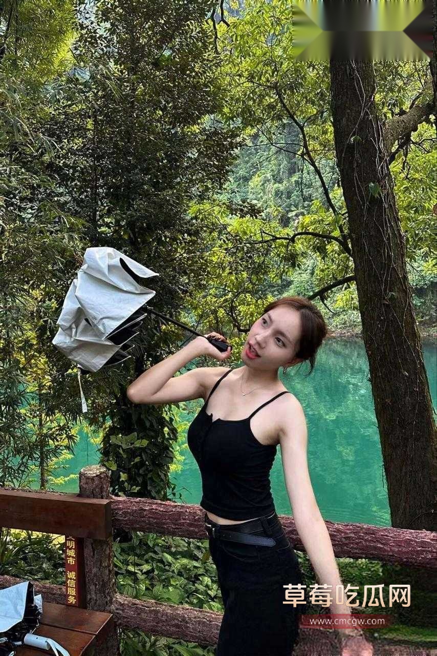 深圳大学经济系系花吴悦茹1