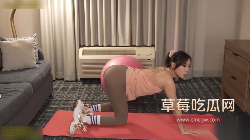 撕开女友室友的超薄瑜伽裤 1 撕开女友室友的超薄瑜伽裤 1