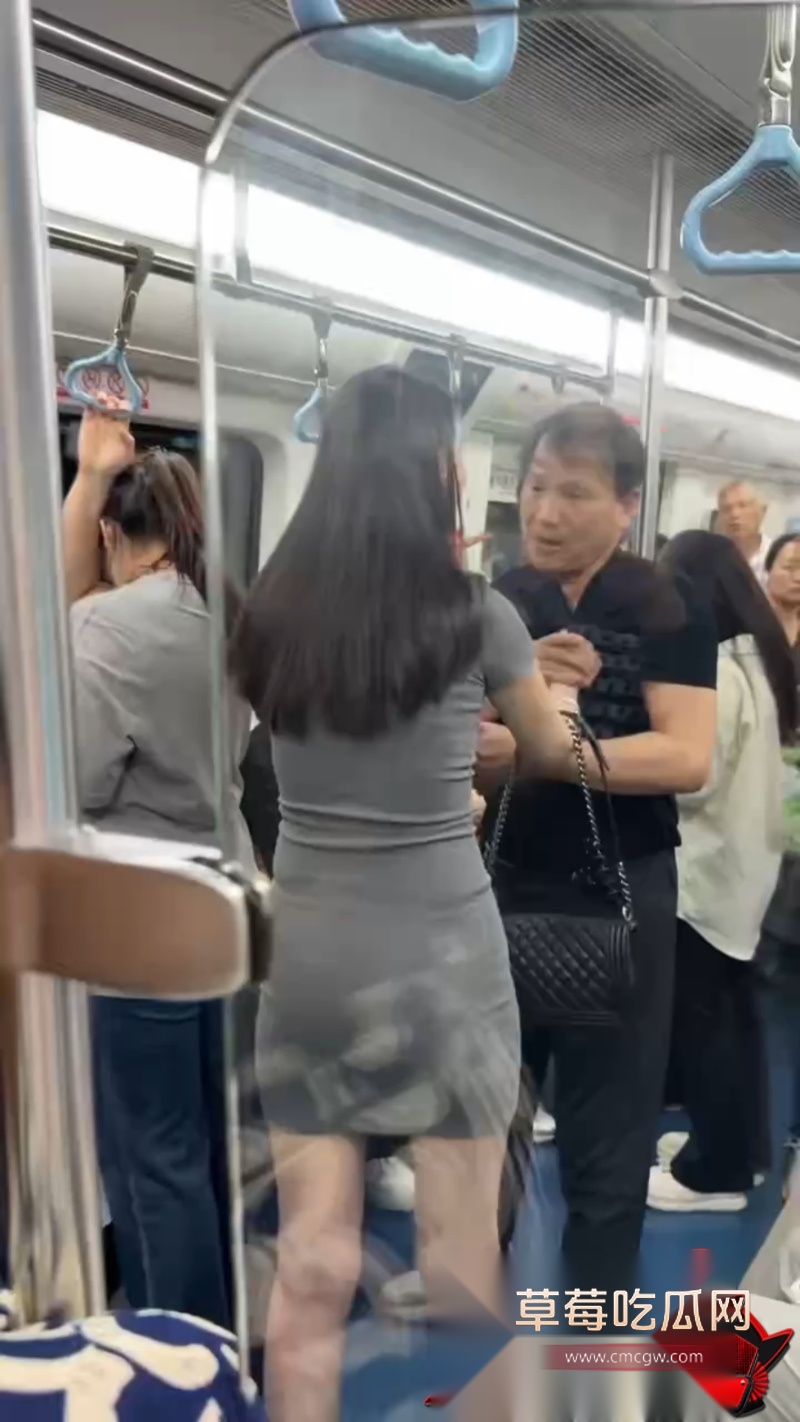 老男人偷拍短裙小仙女被发现 2 老男人偷拍短裙小仙女被发现 2