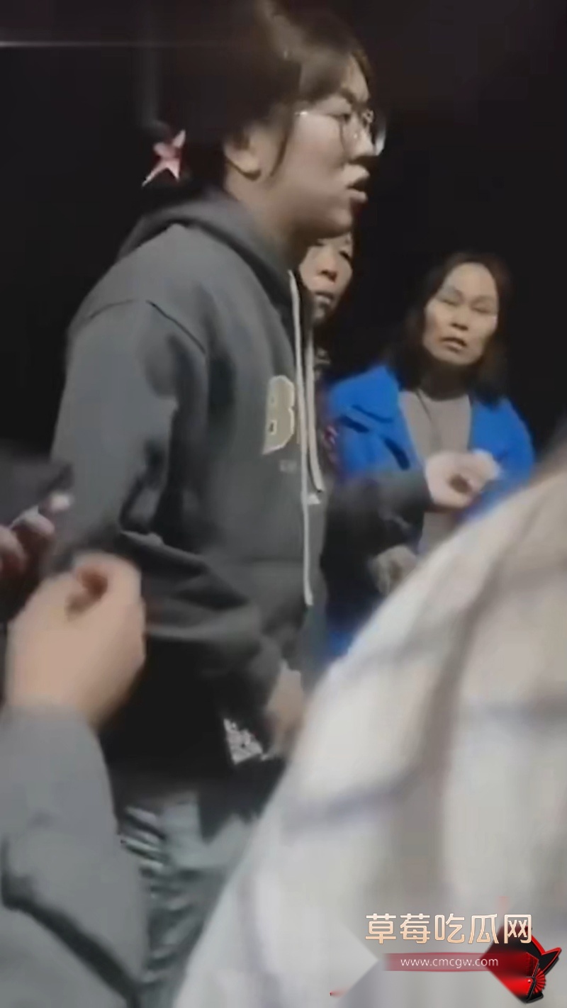 某大学男学生男扮女装勇闯女浴室 1 某大学男学生男扮女装勇闯女浴室 1