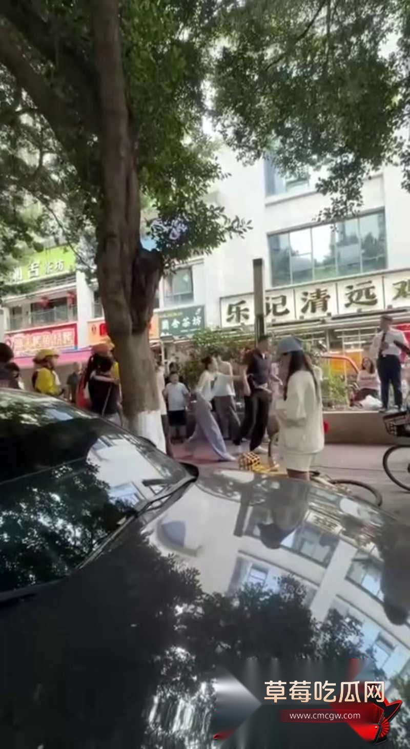 反差小三无耻公开身份 原配抓奸捉丈夫出轨1 反差小三无耻公开身份 原配抓奸捉丈夫出轨1