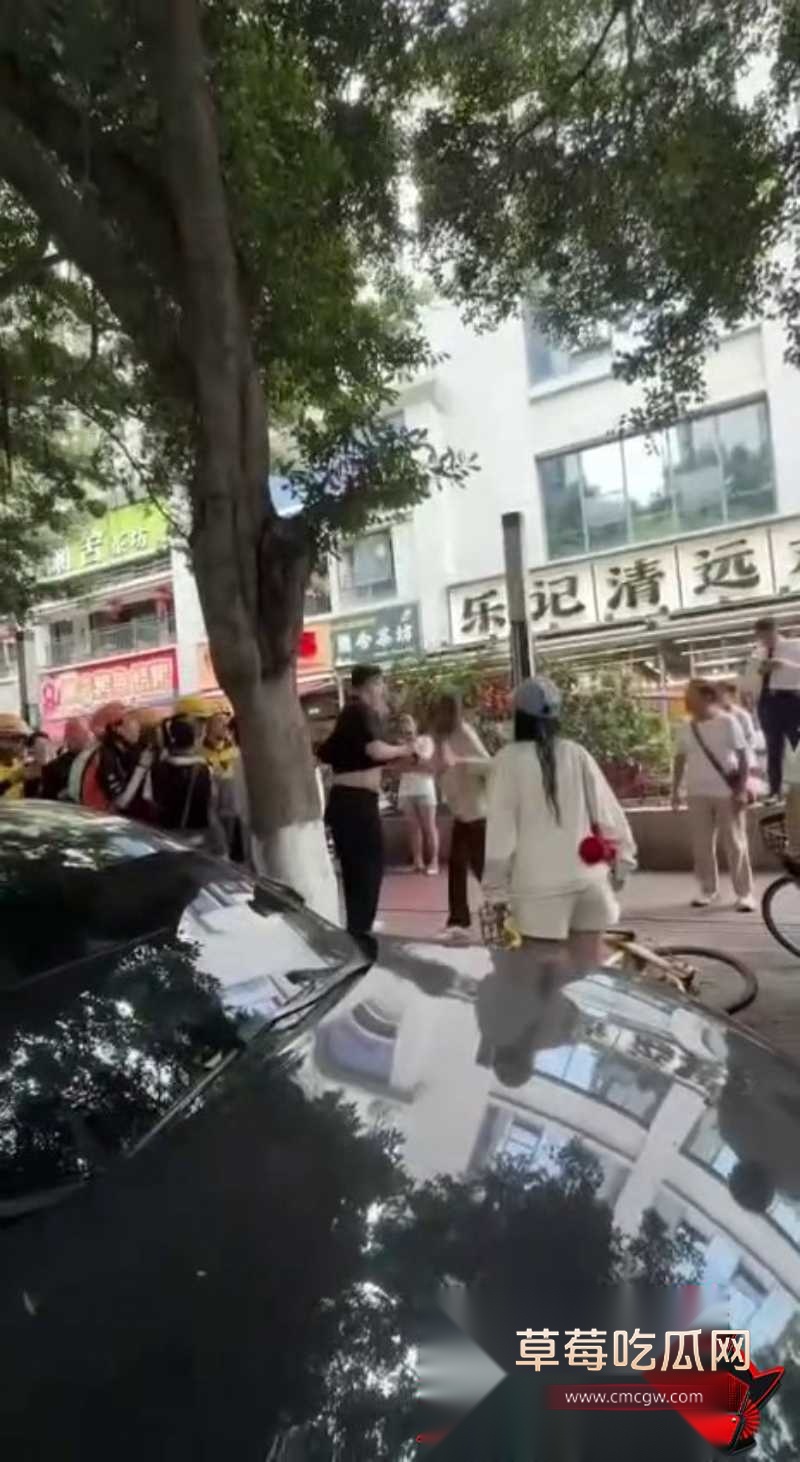 反差小三无耻公开身份 原配抓奸捉丈夫出轨2 反差小三无耻公开身份 原配抓奸捉丈夫出轨2