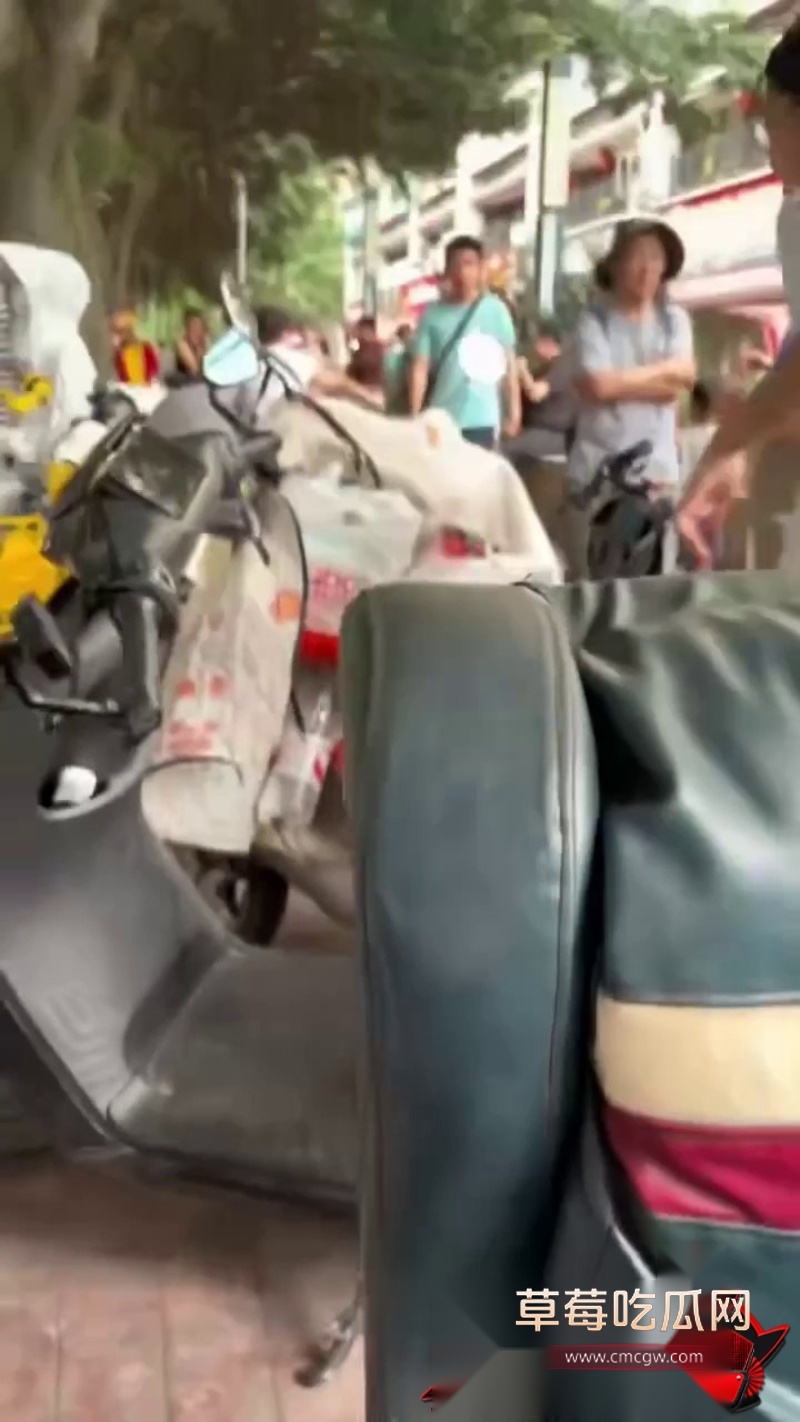 反差小三无耻公开身份 原配抓奸捉丈夫出轨3 反差小三无耻公开身份 原配抓奸捉丈夫出轨3