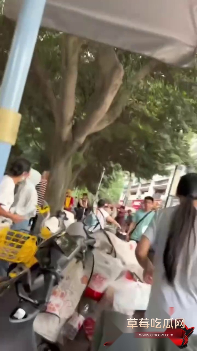 反差小三无耻公开身份 原配抓奸捉丈夫出轨4 反差小三无耻公开身份 原配抓奸捉丈夫出轨4